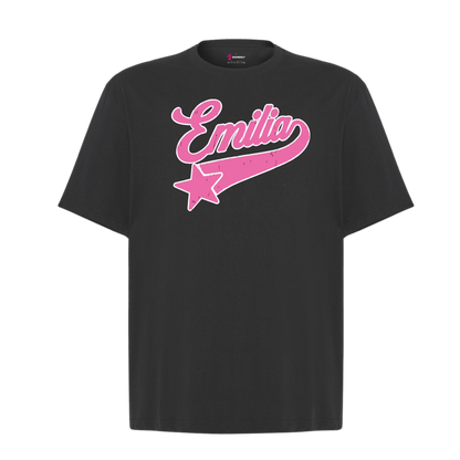 Camiseta Emilia Collage – Estilo Oversize Unisex | Inspirada en su Tour